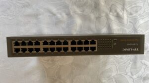 TP-LINK switch 24 portů, model TL-SF1024D